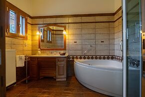 Paul's American Mansion- Volos suburb