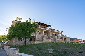 Paul's American Mansion- Volos suburb