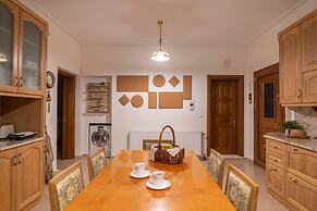 Paul's American Mansion- Volos suburb