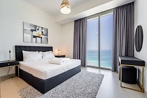 Luxury StayCation - Spacious Modern Apt Overlooking The Arabian Sea