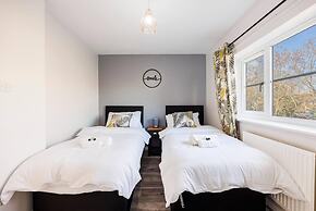 Remarkable 2- Bed House in Barking Essex