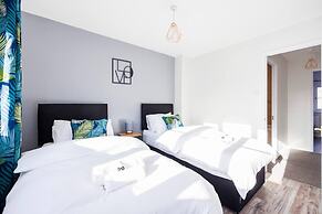 Remarkable 2- Bed House in Barking Essex