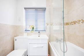 Remarkable 2- Bed House in Barking Essex