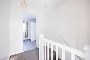 Remarkable 2- Bed House in Barking Essex