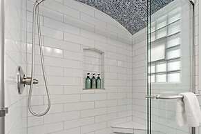 Historic Mountain Ave Bungalow - Walk Everywhere!