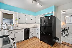 Historic Mountain Ave Bungalow - Walk Everywhere!