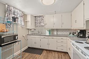 Garden Level Apt Mtn Ave, 8 Min Walk to Old Town!