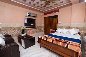 RAJA HOTEL AND LODGE