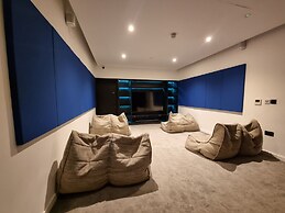 Trafford Suite Modern 1 bed With Cinema Room