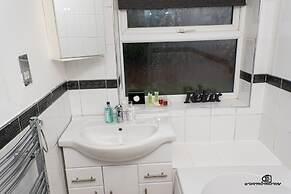 7 Guests - 3 Bedrooms - Parking - Pet Friendly