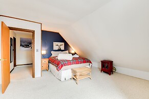 Pet-friendly Home w/ Deck: 4 Mi to Jay Peak Resort