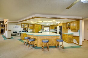 Spacious California Oasis: Patio, Fireplace & Pool