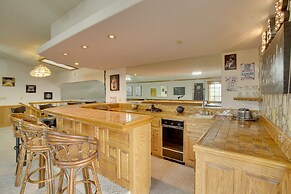 Spacious California Oasis: Patio, Fireplace & Pool