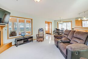 Lakefront Aitkin Home w/ Sunroom: Walk to Beach!