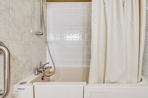 Lakefront Aitkin Home w/ Sunroom: Walk to Beach!