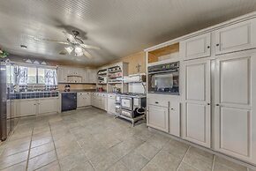 Capitan Vacation Rental w/ Grill, Near Ruidoso!