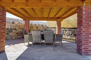 Couples Retreat w/ Grill Near El Paso Zoo!