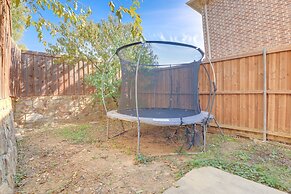 Family-friendly Irving Townhome w/ Yard!