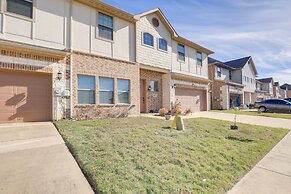 Family-friendly Irving Townhome w/ Yard!