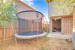 Family-friendly Irving Townhome w/ Yard!
