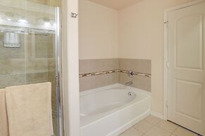 Family-friendly Irving Townhome w/ Yard!