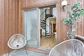 Vernon Township Condo w/ Balcony Near Ski Lifts!