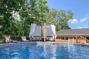 Charming Cottage w/ Hot Tub: 15 Mi to Chattanooga!