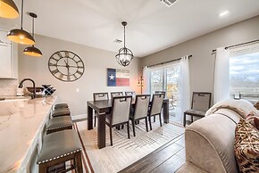 Ag 303 Gruene Penthouse Retreat 4 Bedroom Condo by RedAwning