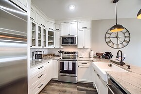 Ag 303 Gruene Penthouse Retreat 4 Bedroom Condo by RedAwning