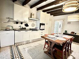 Historical 1400 Ft2 Apartment At Temple Of Apollo