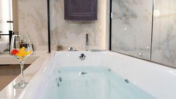 Luxury Suites with JACUZZI by Sea&theCity