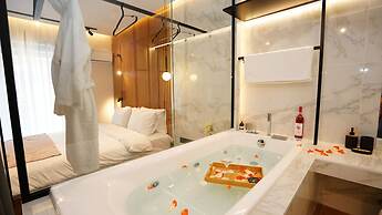 Luxury Suites with JACUZZI by Sea&theCity