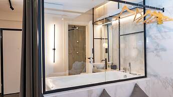 Luxury Suites with JACUZZI by Sea&theCity