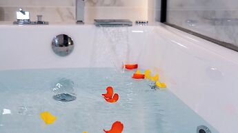 Luxury Suites with JACUZZI by Sea&theCity