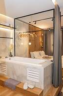 Luxury Suites with JACUZZI by Sea&theCity