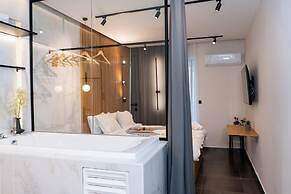 Luxury Suites with JACUZZI by Sea&theCity