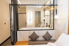 Luxury Suites with JACUZZI by Sea&theCity