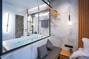 Luxury Suites with JACUZZI by Sea&theCity