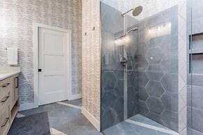 The Gem Estate by Avantstay Modern Farmhouse w/ Lavender Fields + Hot 