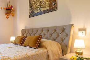 Chic and Stylish Apartment Facing the Pool