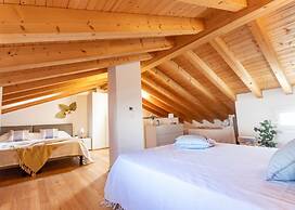 Chic and Stylish Apartment Facing the Pool