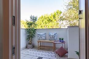 Chic and Stylish Apartment Facing the Pool