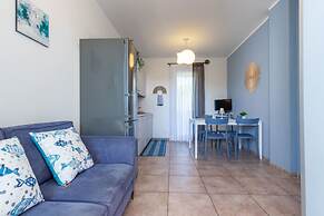 Chic and Stylish Apartment Facing the Pool