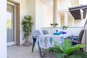 Chic and Stylish Apartment Facing the Pool