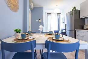 Chic and Stylish Apartment Facing the Pool