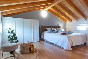 Chic and Stylish Apartment Facing the Pool