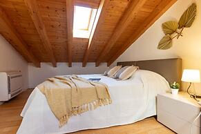 Chic and Stylish Apartment Facing the Pool