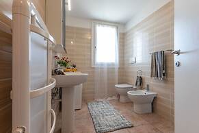 Chic and Stylish Apartment Facing the Pool