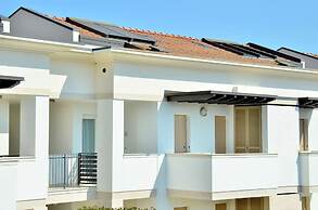 Chic and Stylish Apartment Facing the Pool