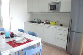 Relax in a Gorgeous 3 Bedroom Apartment With Pool